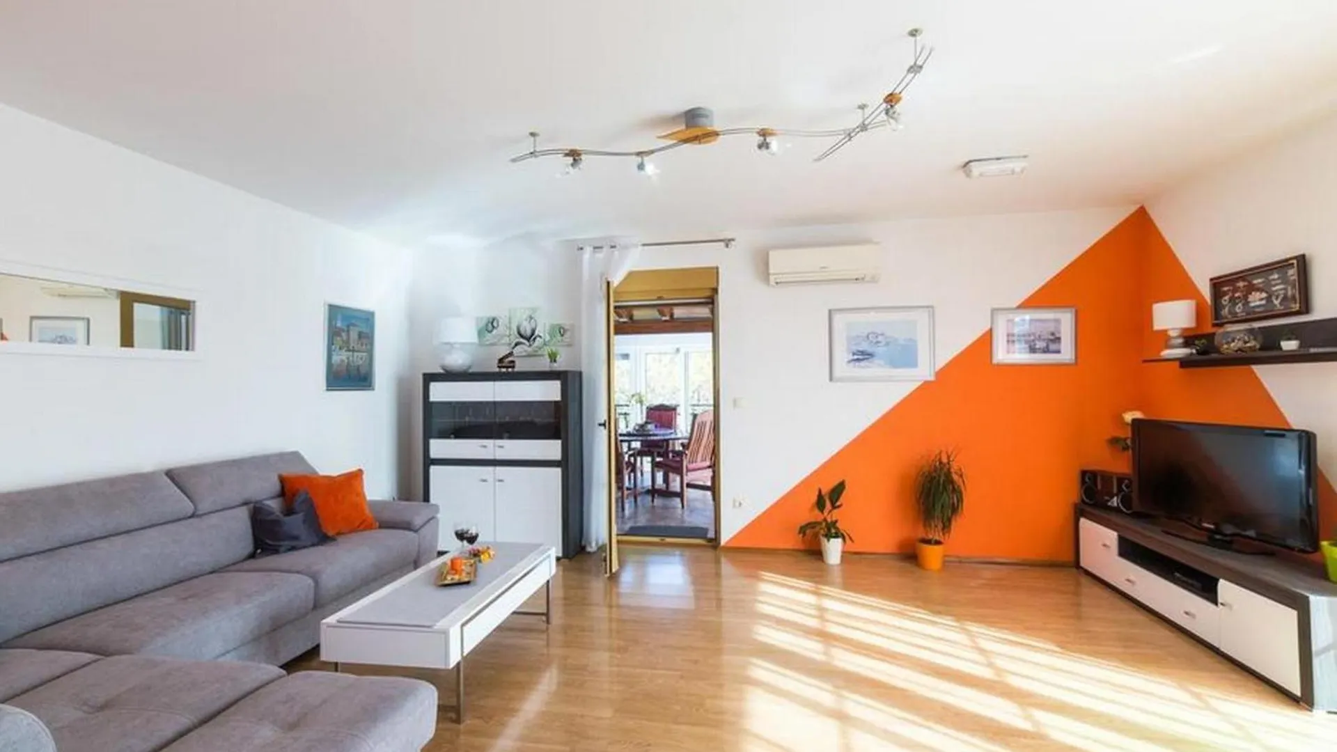Spacious Holiday Home With Pool And Hot Tub In Kastel Stari