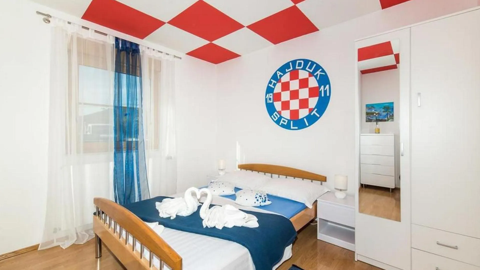 Spacious Holiday Home With Pool And Hot Tub In Kastel Stari