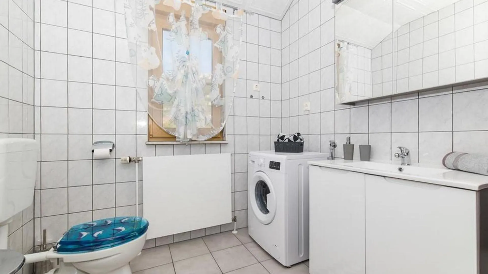 Spacious Holiday Home With Pool And Hot Tub In Kastel Stari