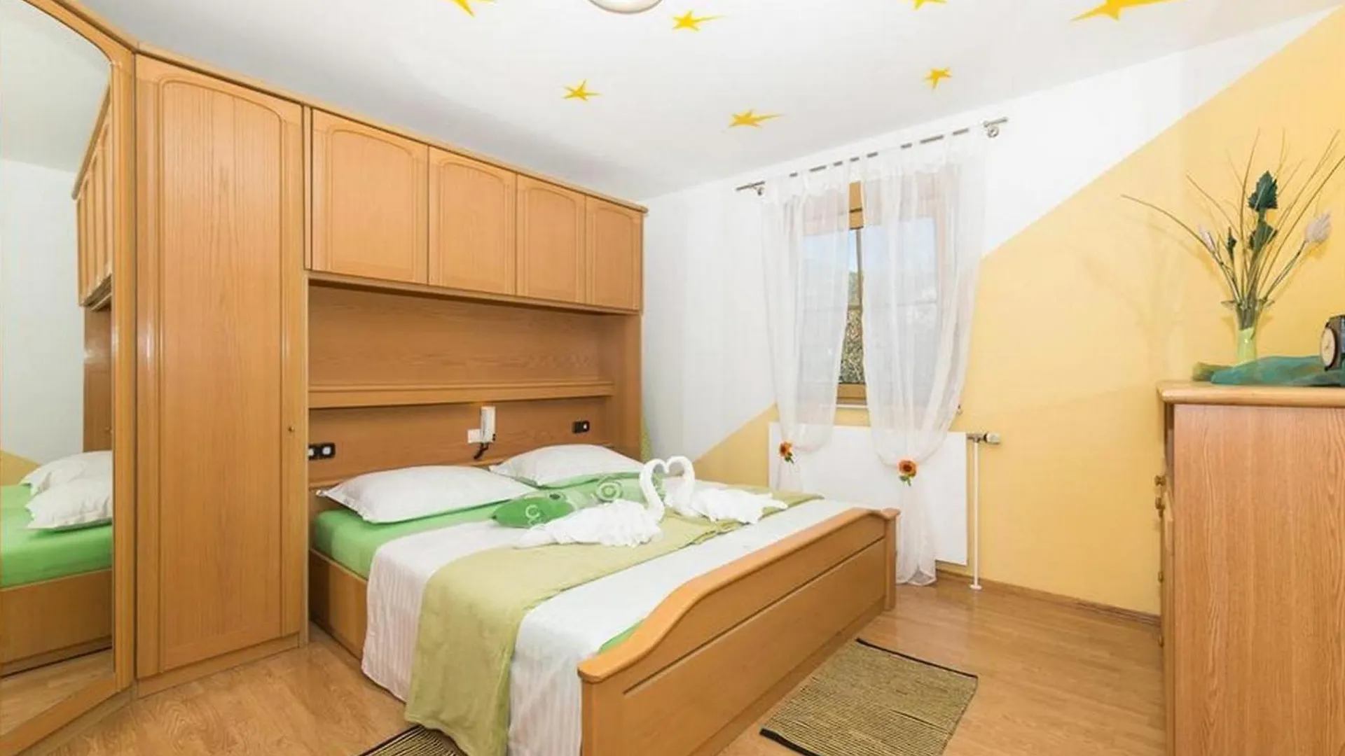 Spacious Holiday Home With Pool And Hot Tub In Kastel Stari