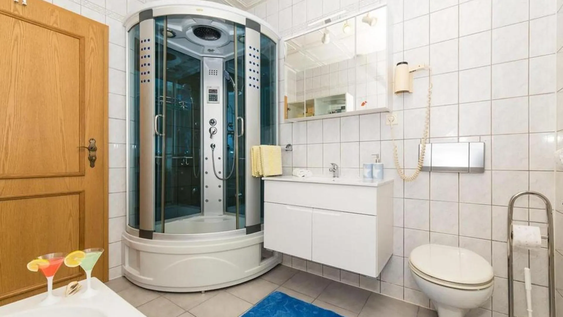 Spacious Holiday Home With Pool And Hot Tub In Kastel Stari