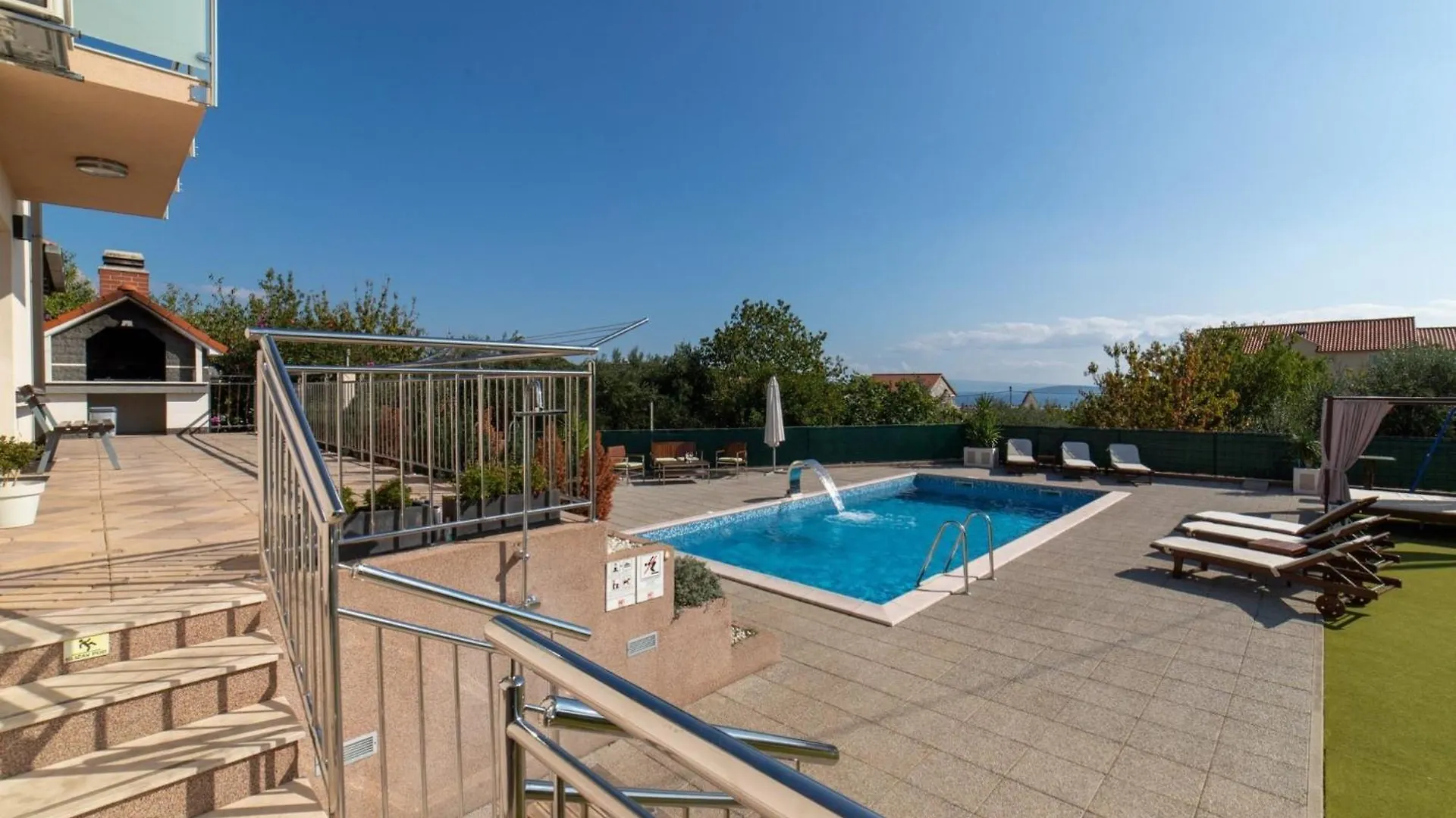 Spacious Holiday Home With Pool And Hot Tub In Kastel Stari
