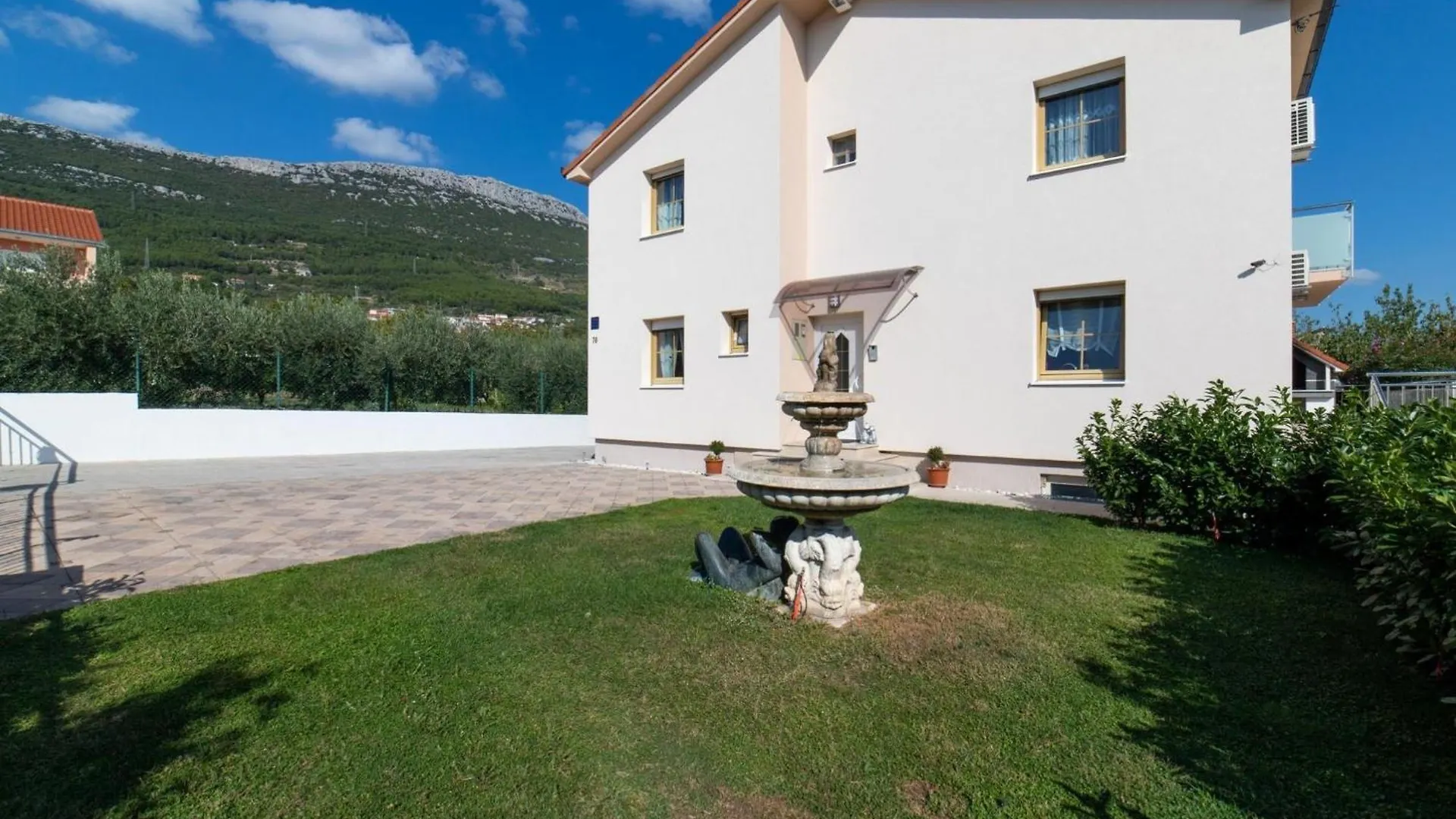 Spacious Holiday Home With Pool And Hot Tub In Kastel Stari