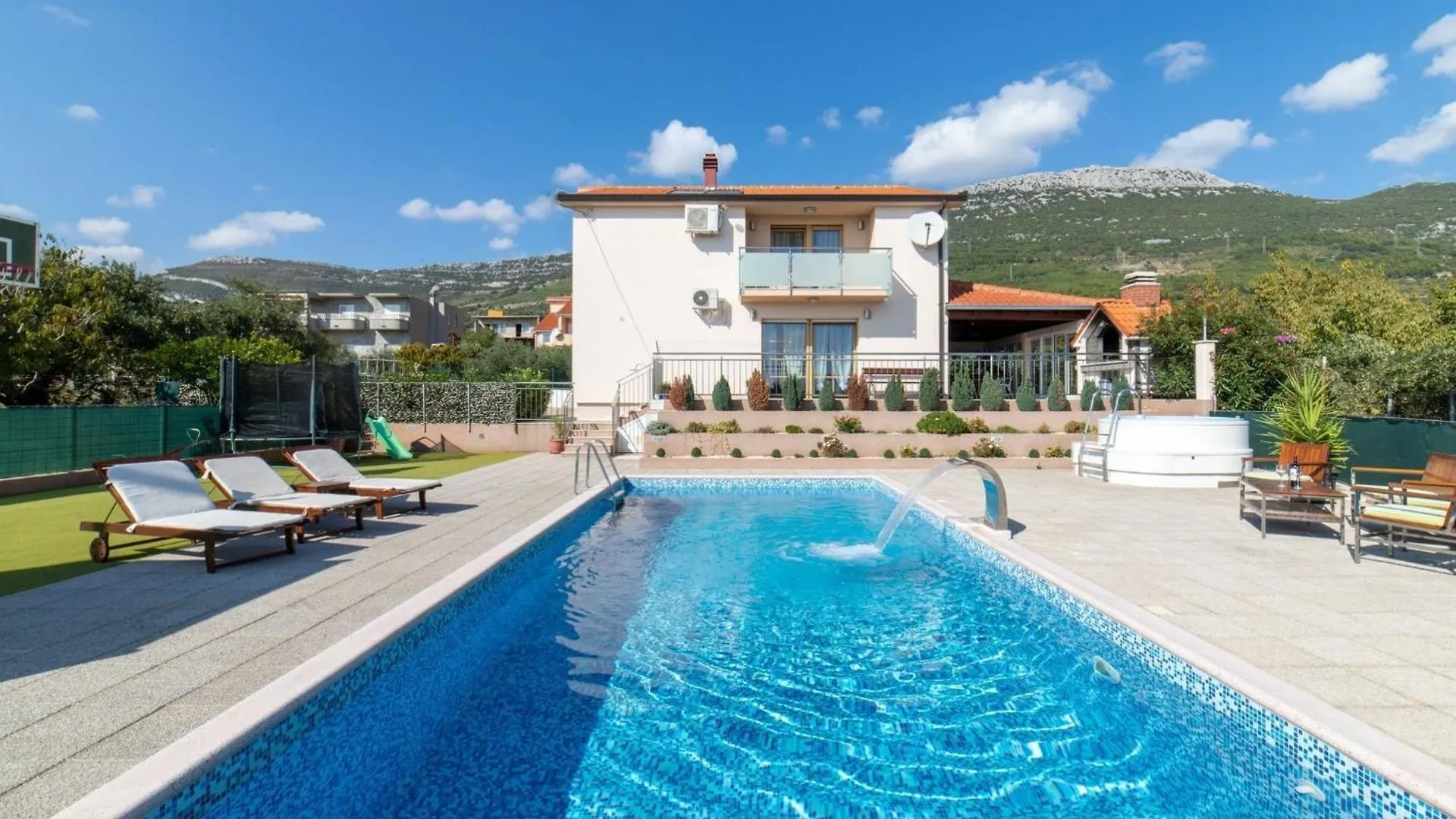 Spacious Holiday Home With Pool And Hot Tub In Kastel Stari