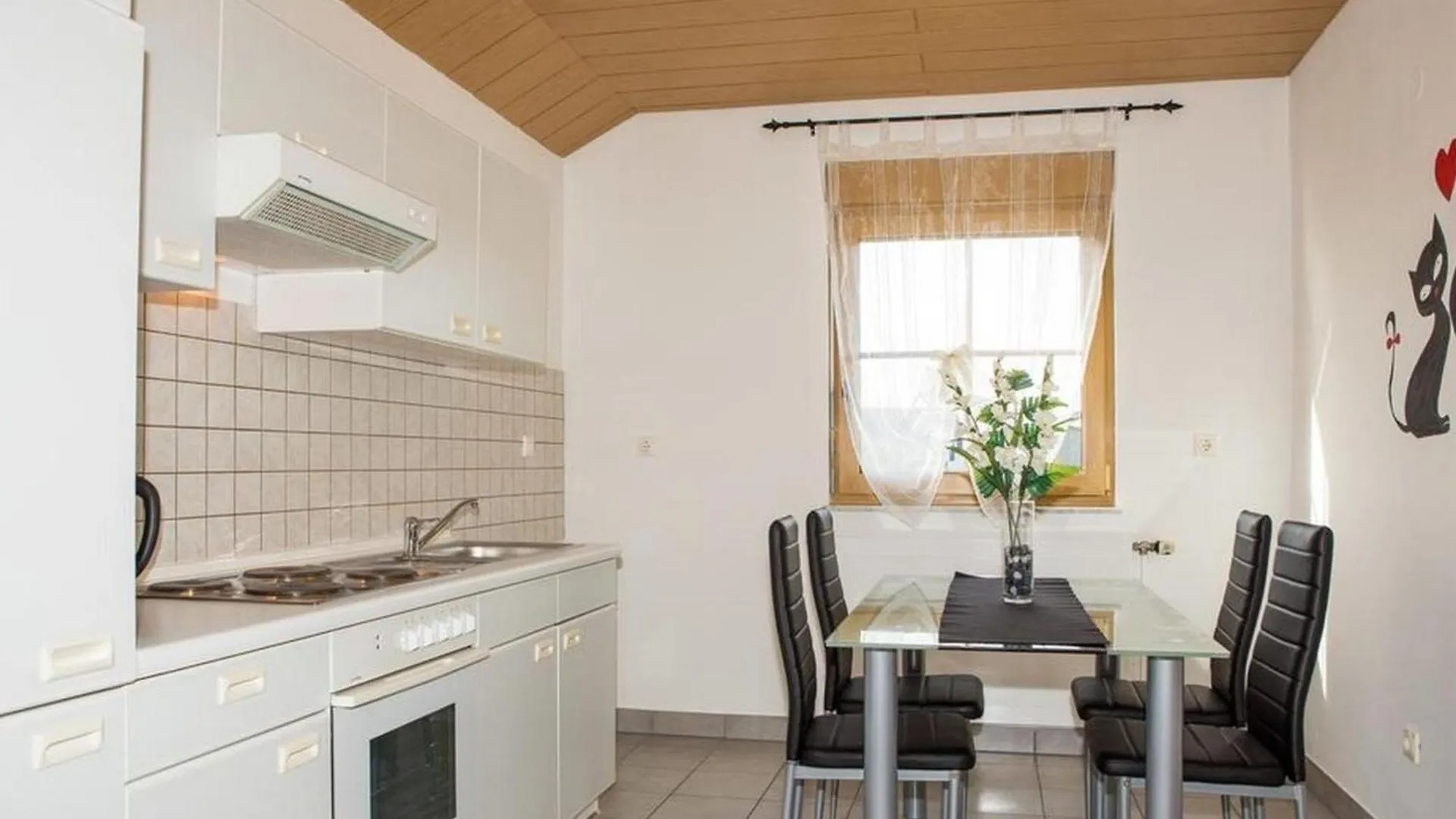 Spacious Holiday Home With Pool And Hot Tub In Kastel Stari