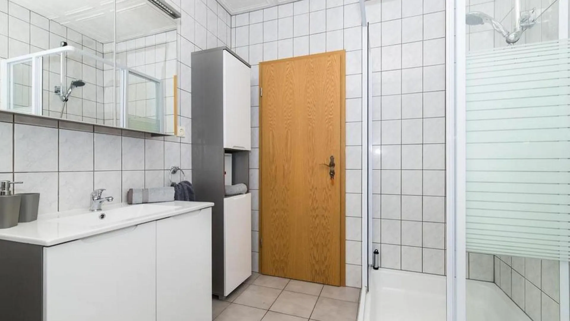 Spacious Holiday Home With Pool And Hot Tub In Kastel Stari