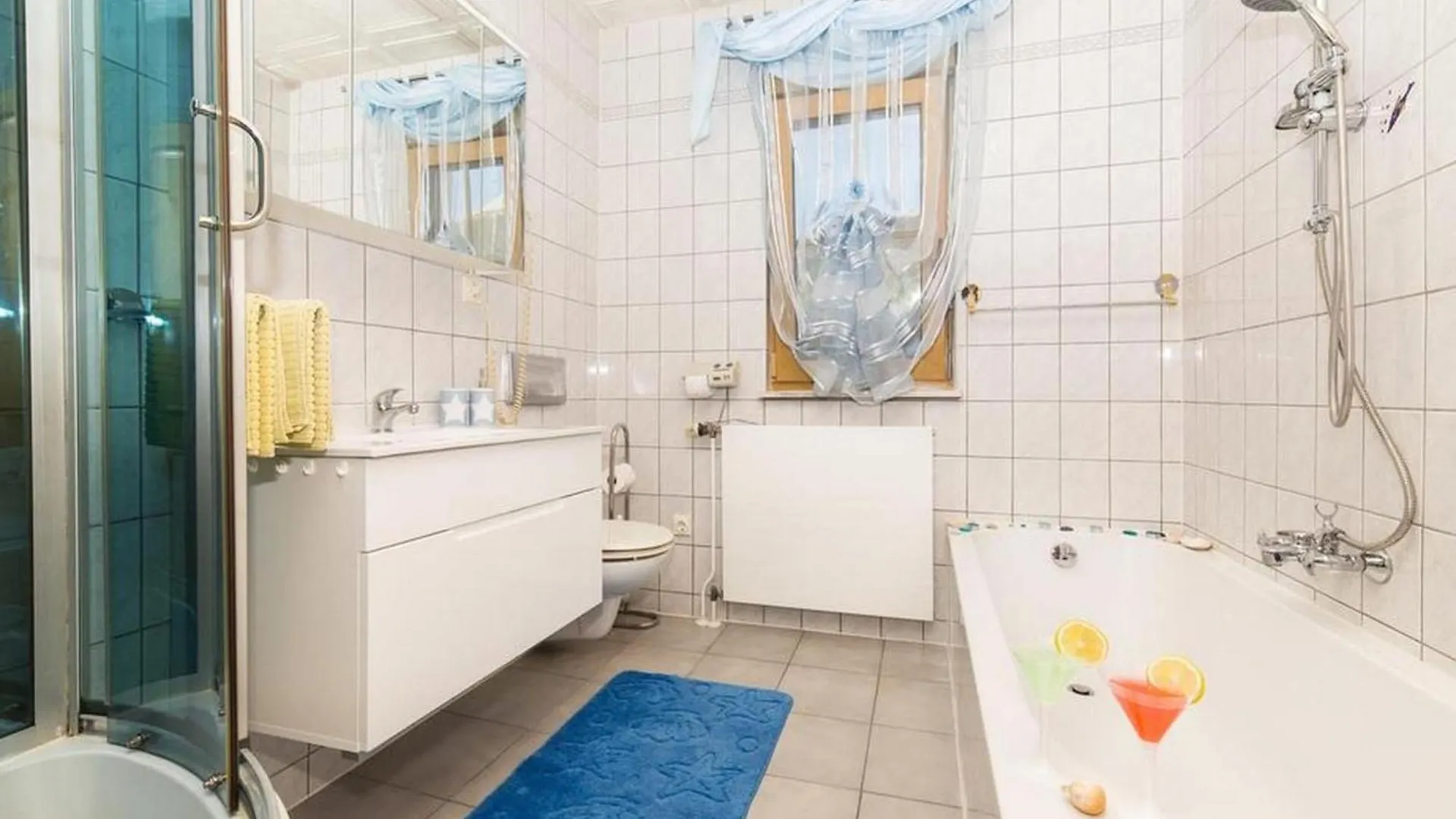 Spacious Holiday Home With Pool And Hot Tub In Kastel Stari 0*,